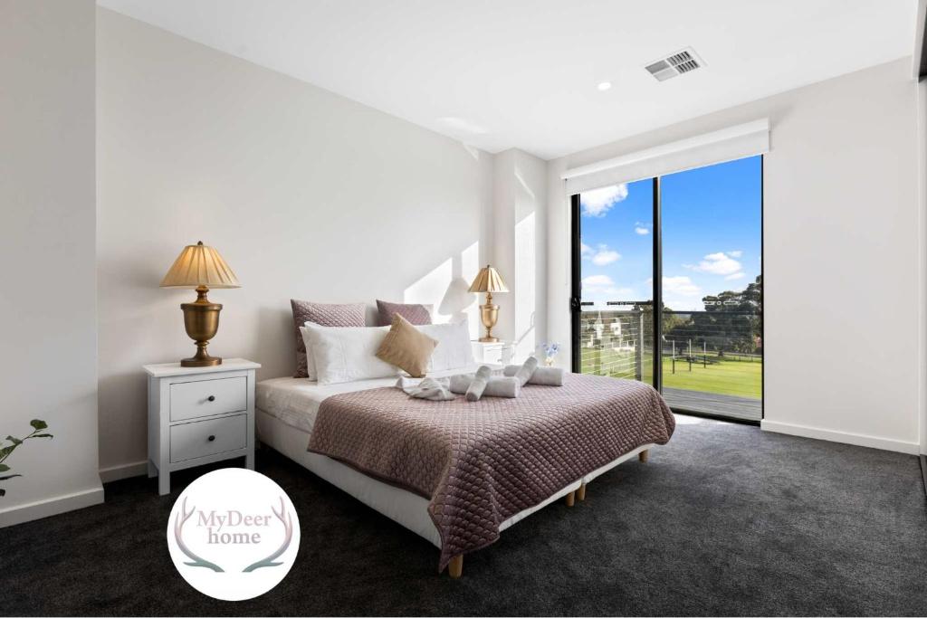 Кровать или кровати в номере Woodforde 3BR house with an amazing view