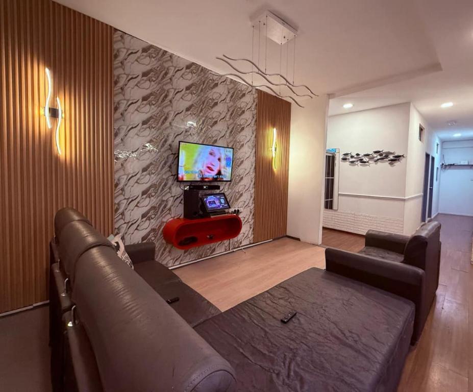 Μια τηλεόραση ή/και κέντρο ψυχαγωγίας στο 仙本那镇上民宿-夏之家 Semporna Town Homestay-Summer Home