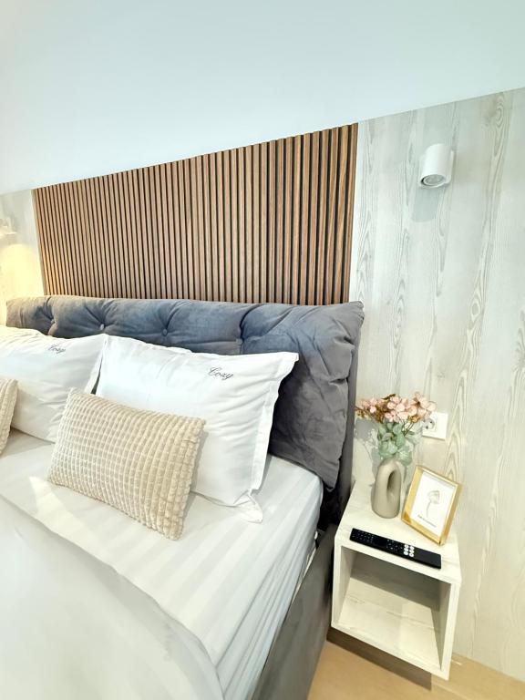 Postel nebo postele na pokoji v ubytování Luxury Aparthotel in the Centre of Historic Suceava