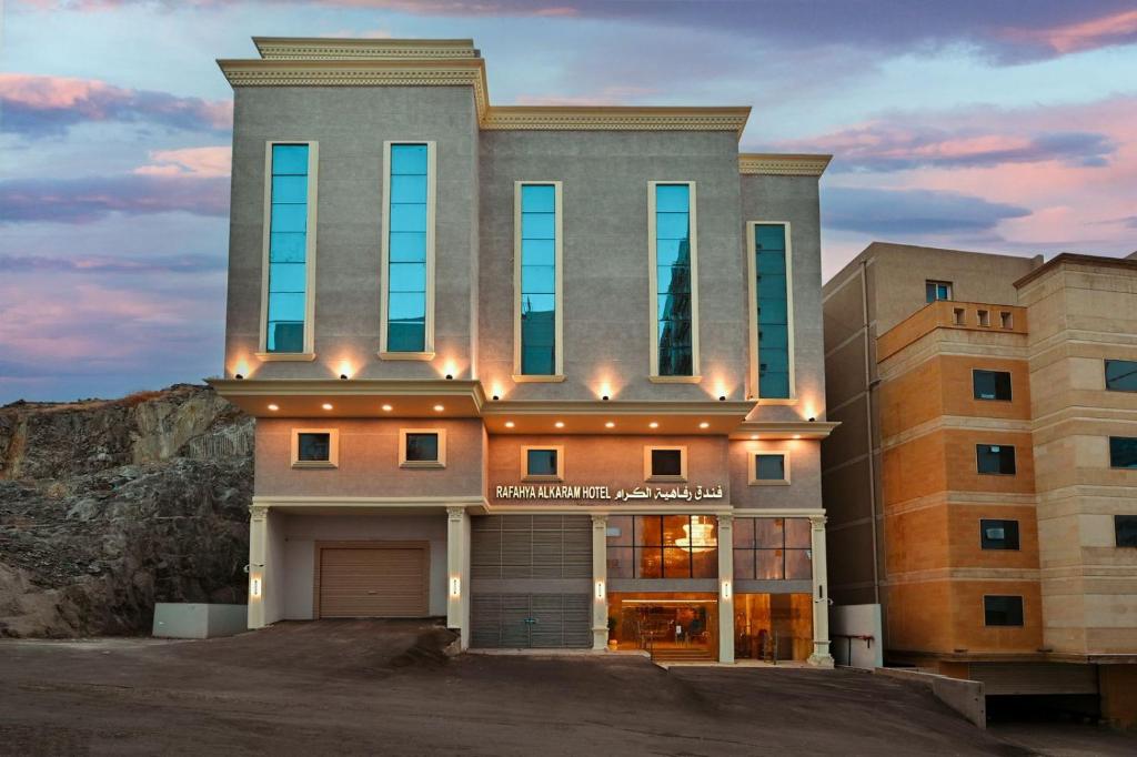 un edificio di fronte a un edificio di فندق رفاهية الكرام a Al Khansāk