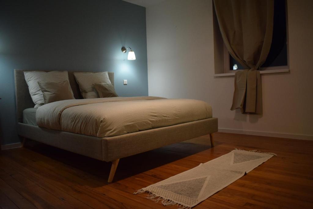 Postel nebo postele na pokoji v ubytování Chez Marguerite & Alphonse 2 pièces proche Colmar