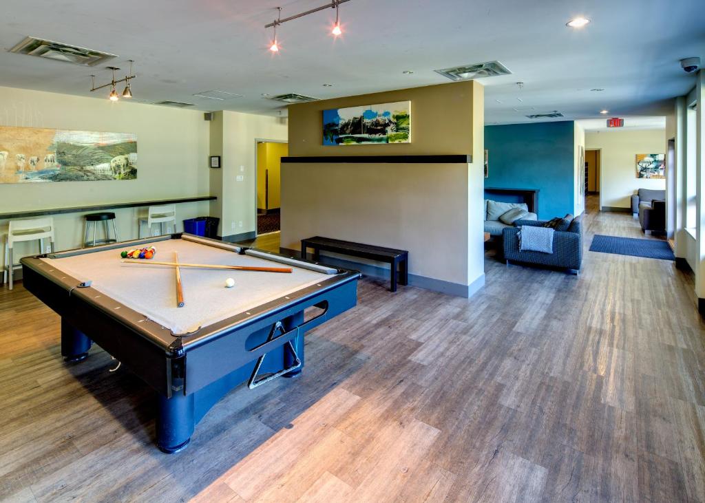 Tavolo di biliardo di HI Whistler - Hostel