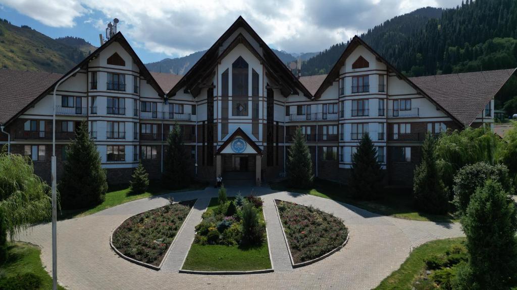 Nespecifikovaný výhled na hory nebo výhled na hory při pohledu z hotelu