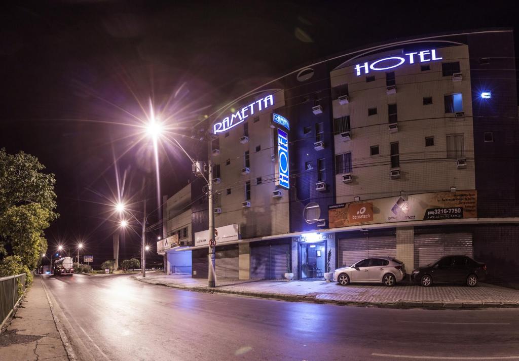 un hotel con un coche aparcado delante de él por la noche en Rametta Hotel en Montes Claros