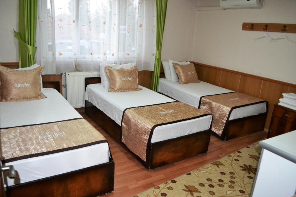 Giường trong phòng chung tại Aspawa Hotel