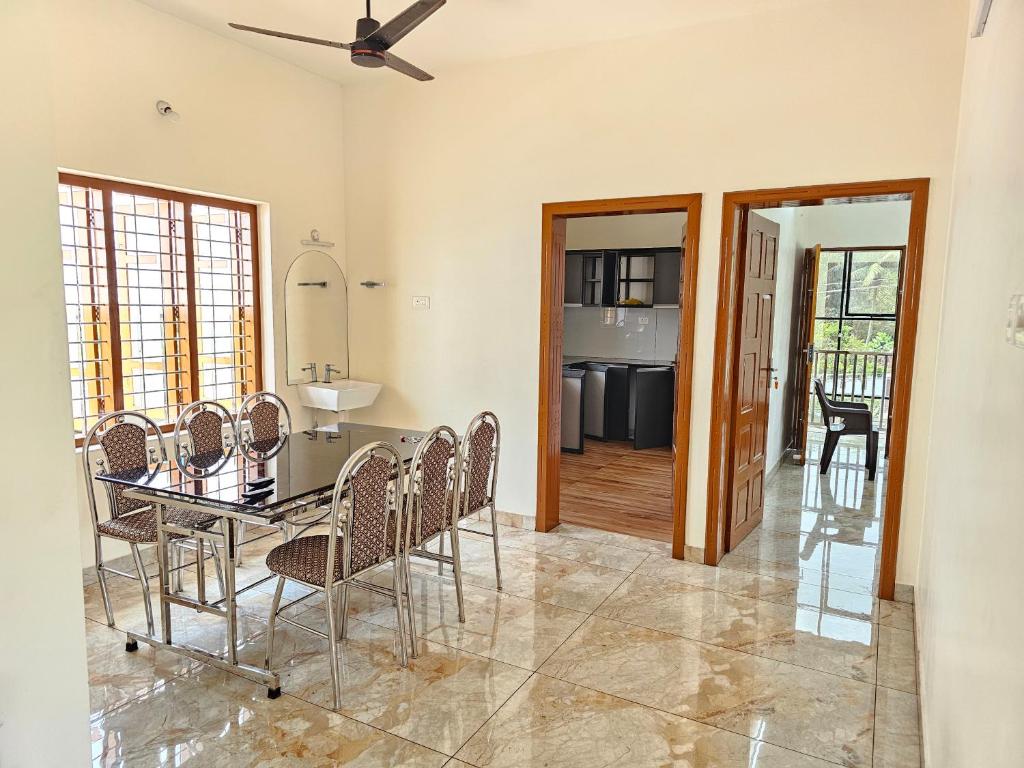 Kuchyň nebo kuchyňský kout v ubytování Rajadhani Apartment