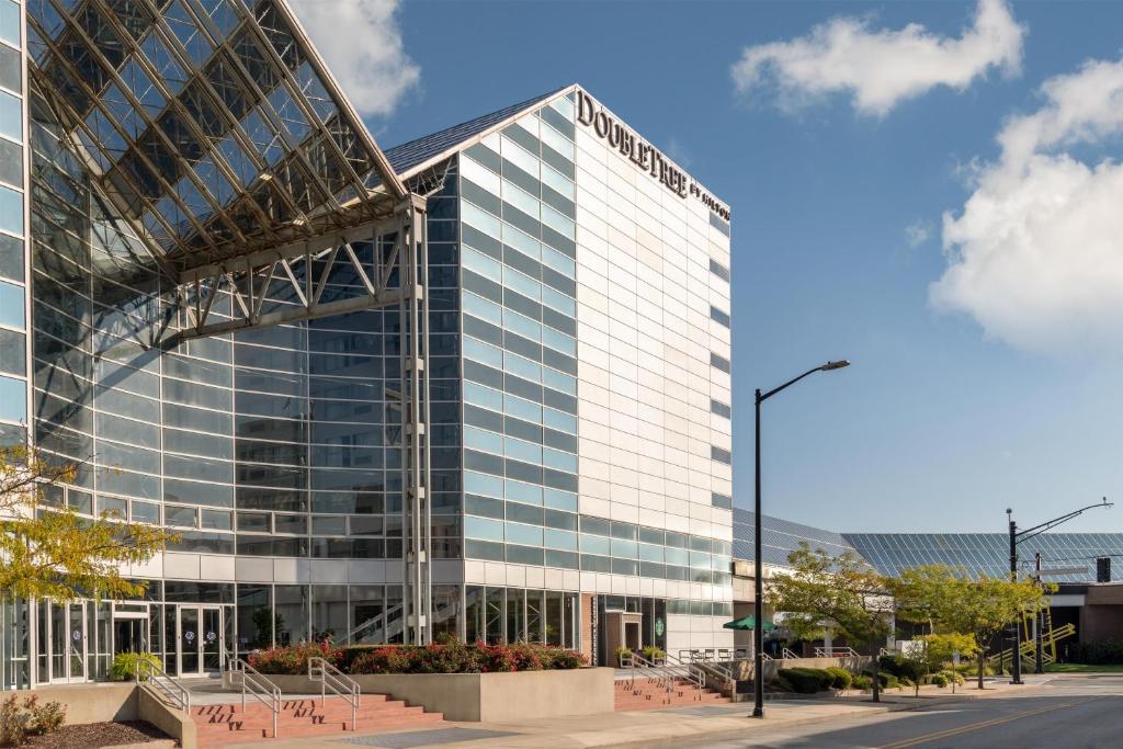 ein Bürogebäude mit Glasfassade in der Unterkunft DoubleTree by Hilton Hotel South Bend in South Bend