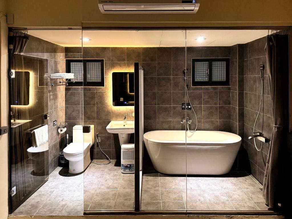 Ένα μπάνιο στο Zhen House 珍棧民宿 I 伊達邵 I 浴缸