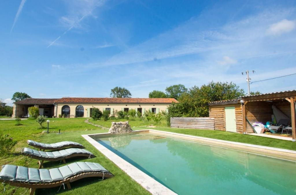Bazén v ubytování Le grand gîte du Causse nebo v jeho okolí