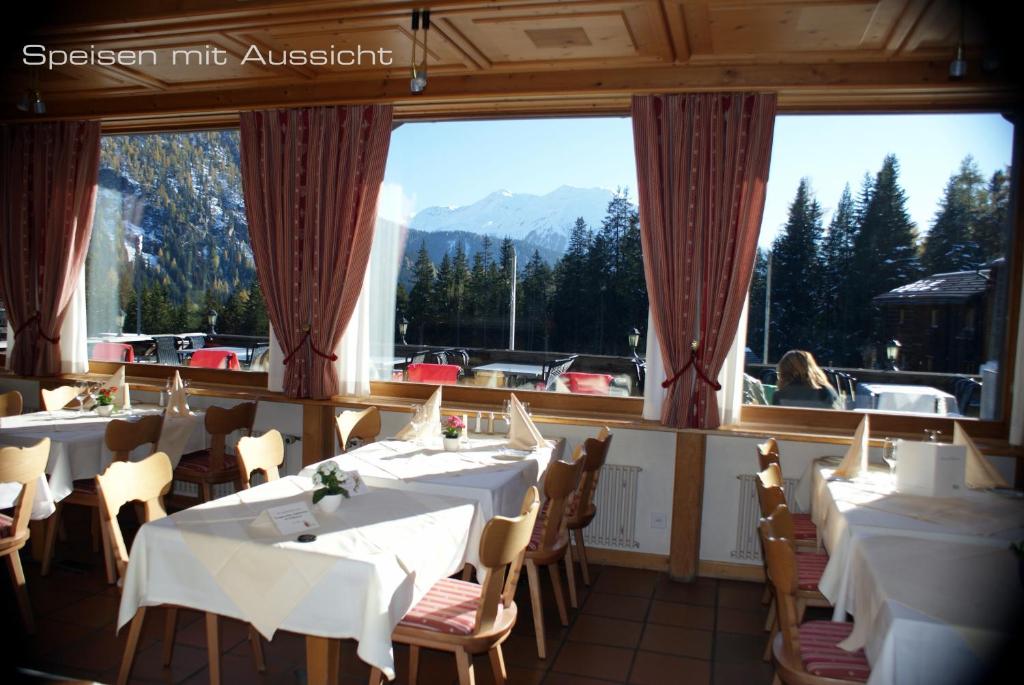 Nespecifikovaný výhled na hory nebo výhled na hory při pohledu z hotelu