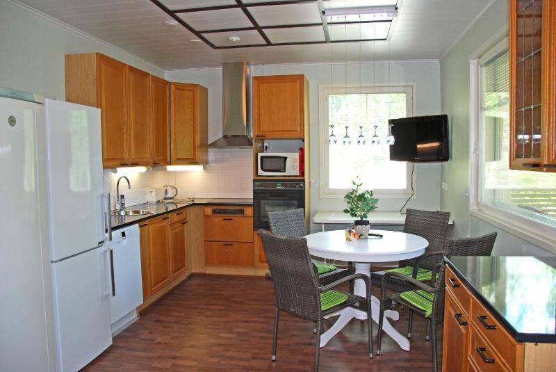 Η κουζίνα ή μικρή κουζίνα στο Koivikko