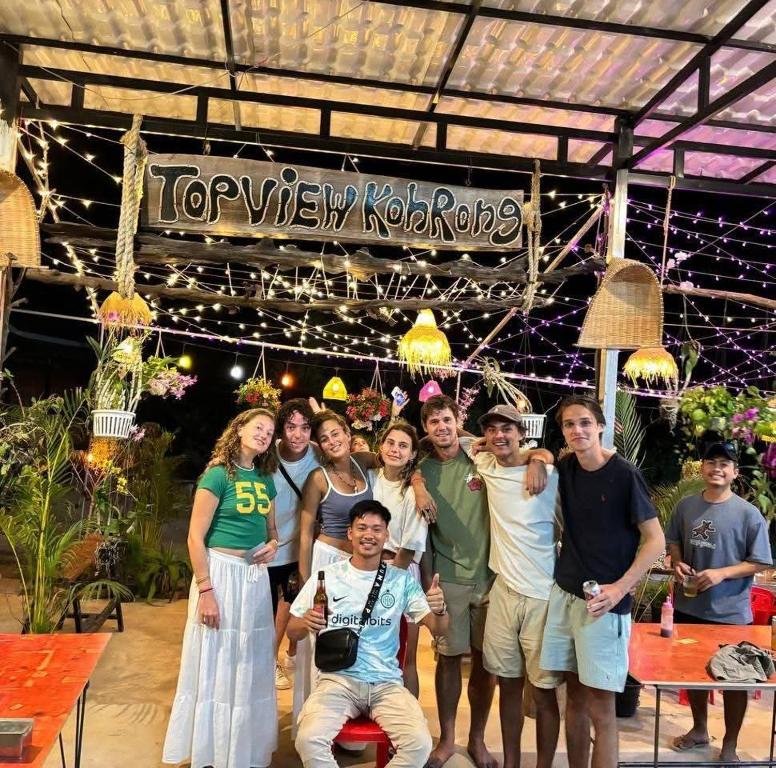 un grupo de personas posando para una foto bajo una tienda en Top View Hostel & Restaurant, en Kaôh Rŭng (3)