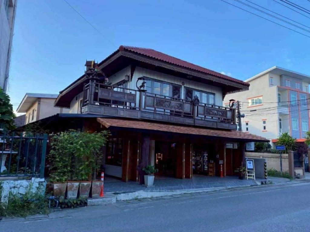 een gebouw met een balkon aan de straatkant bij Uncle Matts Cafe and Chill in Ban Yang Pa Kha