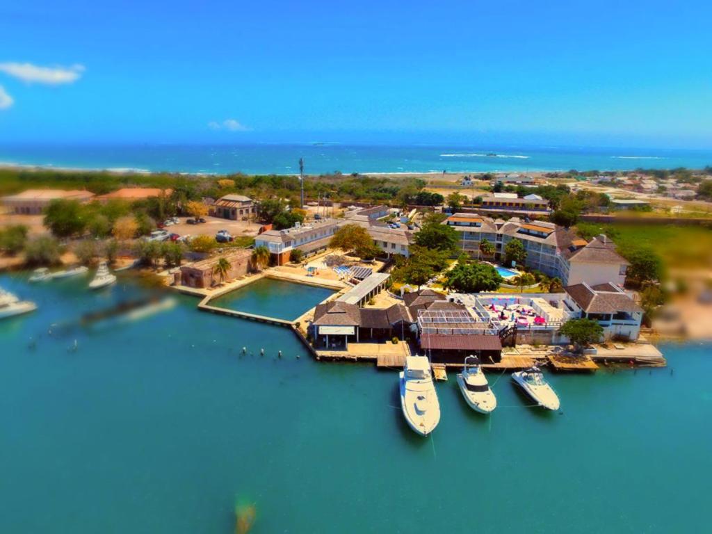 eine Luftansicht eines Resorts mit Booten im Wasser in der Unterkunft Grand Hotel Excelsior Port Royal in Kingston