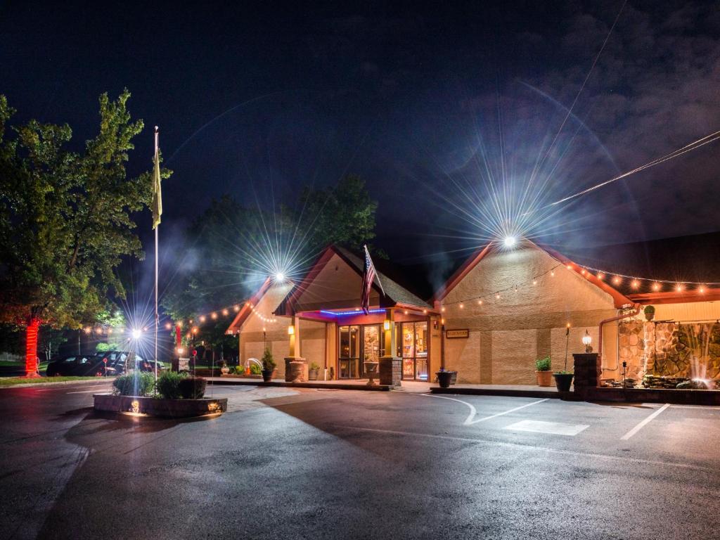 un bâtiment avec des lumières allumées la nuit dans l'établissement Inn of The Dove Romantic Luxury & Business Suites, à Bensalem