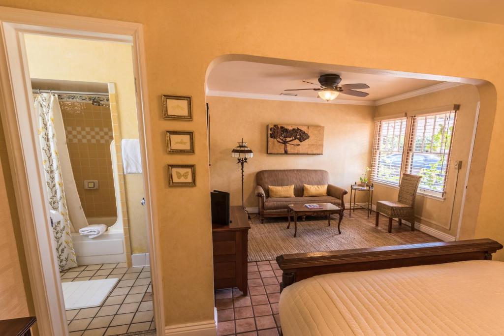 Harbor House Inn - Queen Studio With Kitchen - Five