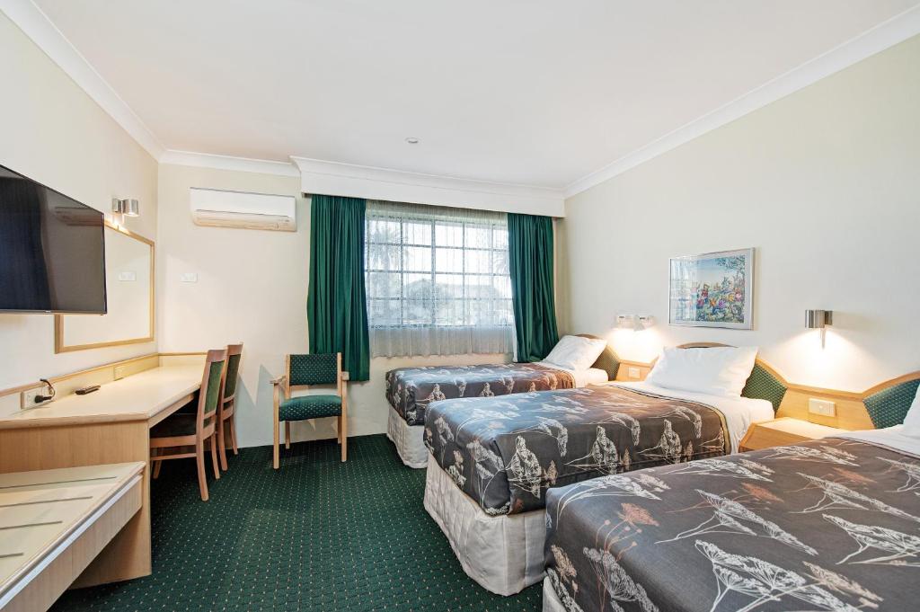 Postel nebo postele na pokoji v ubytování Colonial Terrace Motor Inn