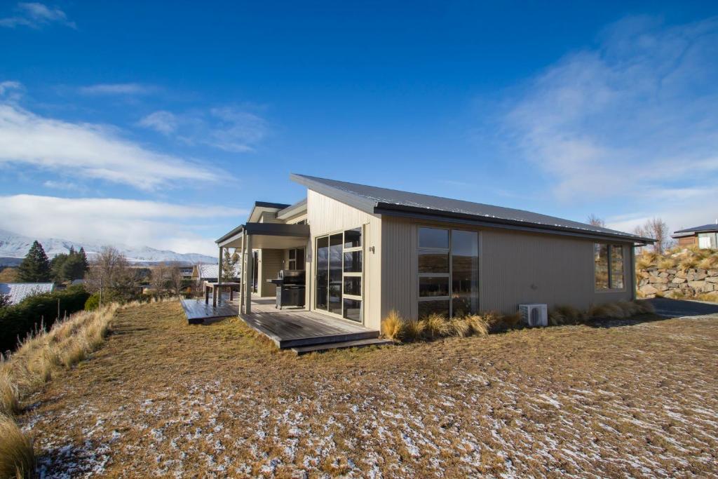 a house on a hill with a gravel yard at Takapō Escape - Lake Tekapo in Lake Tekapo