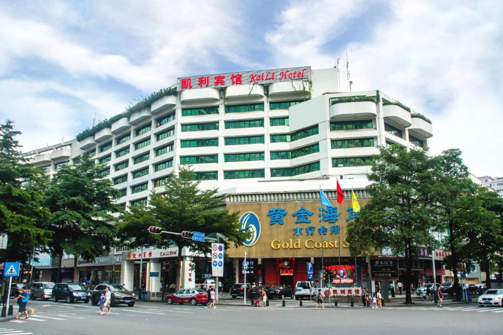 een groot gebouw met een bord erop bij Shenzhen Kaili Hotel, Guomao Shopping Mall in Shenzhen