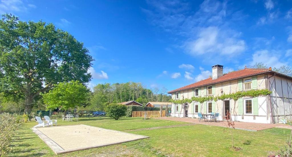 La résinière de pirique في بارينتس إن بورن: منزل أبيض كبير مع ساحة وطاولة نزهة