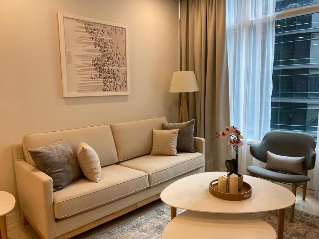 Χώρος καθιστικού στο Scarletz Suites KLCC by ENBA