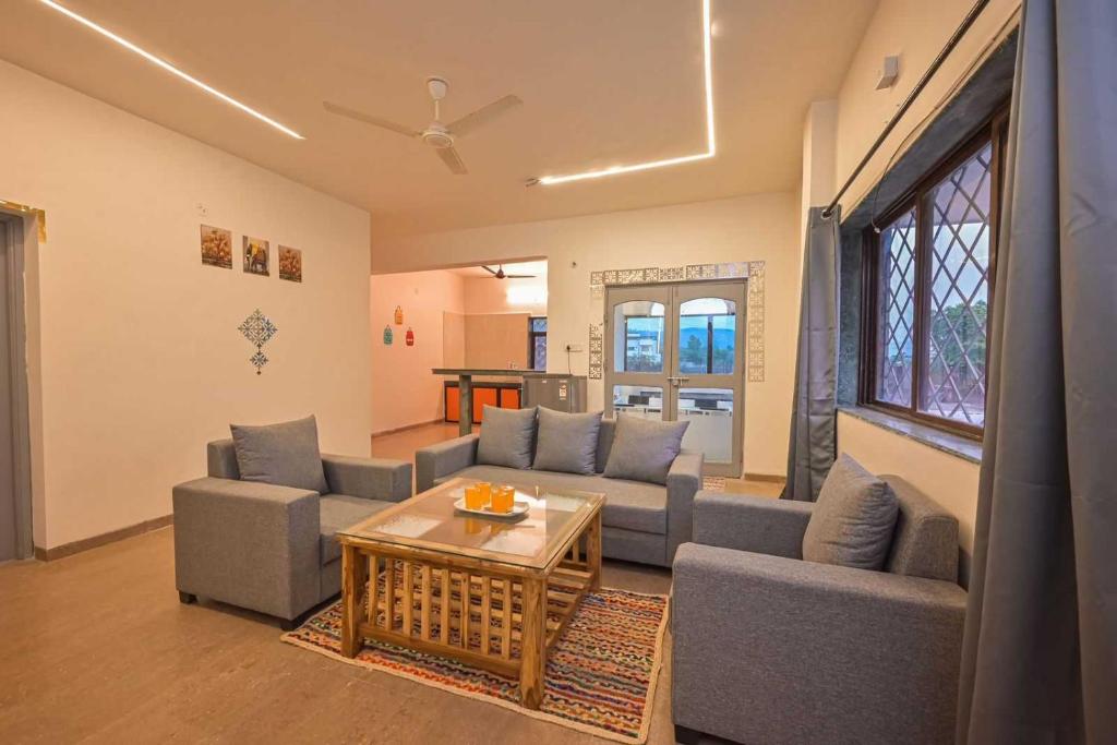 Χώρος καθιστικού στο Mountain Mist Villa by Palette Homes 2BHK l Jacuzzi l Pool l Lonavala