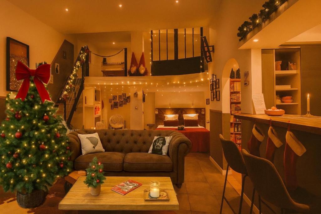 ストラスブールにあるLoft - L'esquisse - Centreのリビングルーム(クリスマスツリー、ソファ付)
