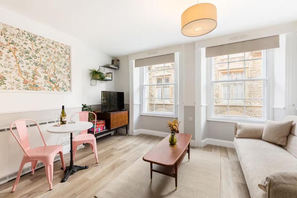 Posezení v ubytování The Nook above the Bookshop - Pass the Keys