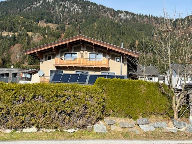 Casa grande con balcón en la cima de una colina en Ferienwohnung Wieser, en Sankt Jakob in Haus