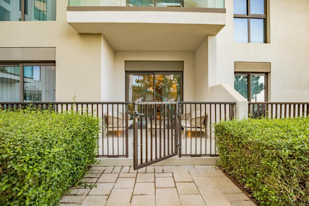 3BR Family Residence with Distant Sea View and Assistant Room, Just Minutes from Fujairah Pristine Beaches, The Address Fujairah Residences Block A, Fujairah by Deluxe Holiday Homes - Departamento