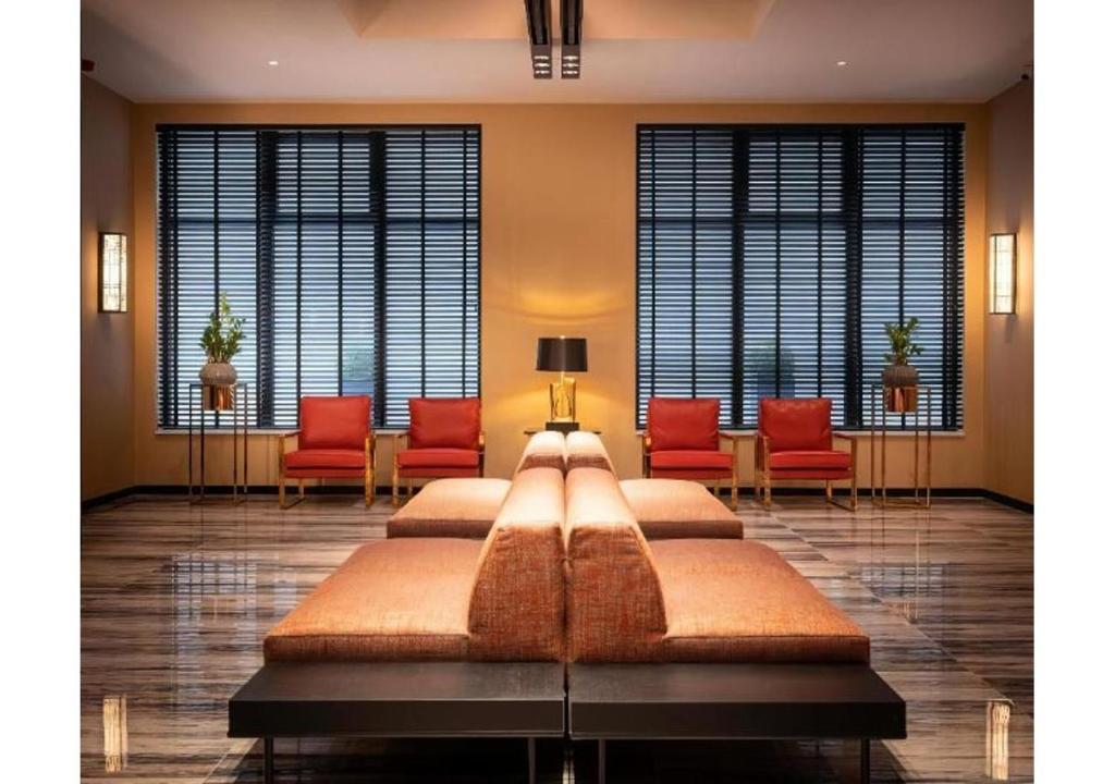 Un dormitorio con dos camas y sillas rojas. en Hotel Jamingo, en Amberes