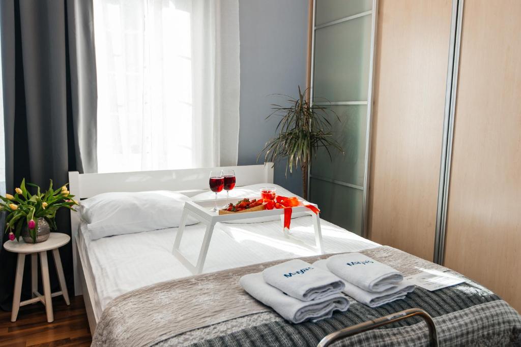 En eller flere senge i et værelse på Maya's Flats & Resorts - Old Town Piwna