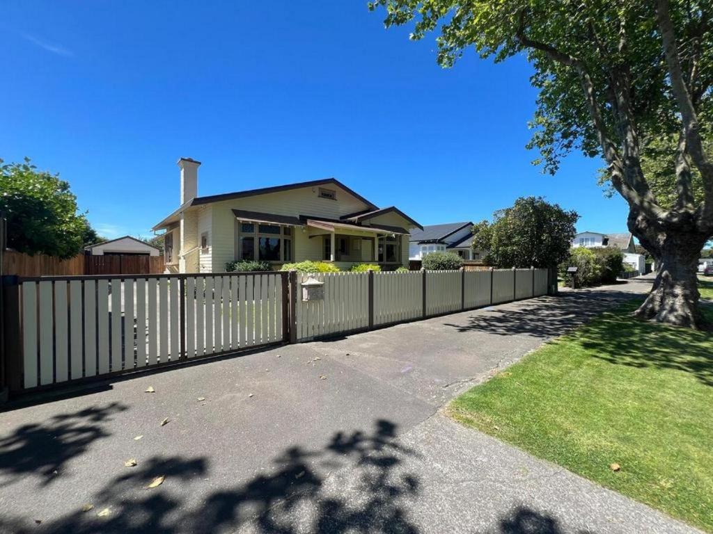 una cerca frente a una casa en Chic 4 bedroom City Home with large Garden, en Palmerston North