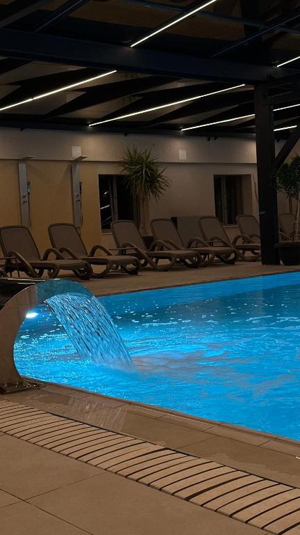 康斯坦察大道酒店的一座带喷泉的游泳池