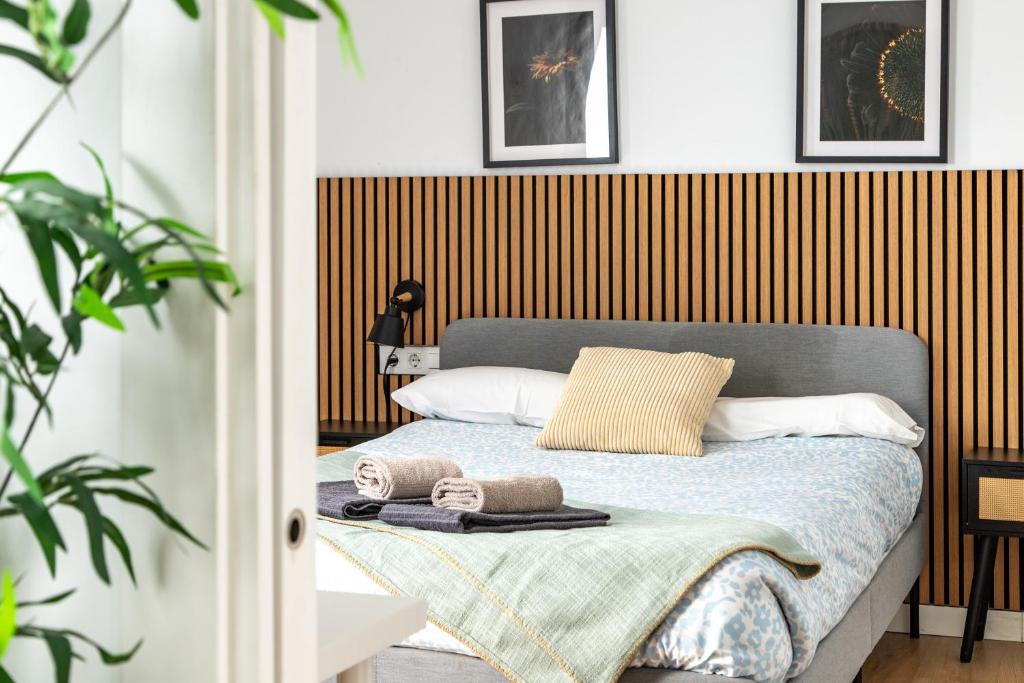 een slaapkamer met een bed met twee handdoeken erop bij Centric Apartment Camp Nou 2 in Hospitalet de Llobregat