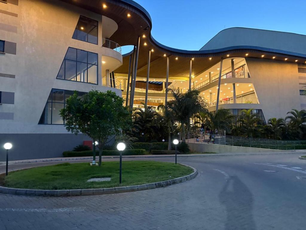 Crystal Rivers Apartments في Athi River: مبنى كبير مع أضواء أمامه
