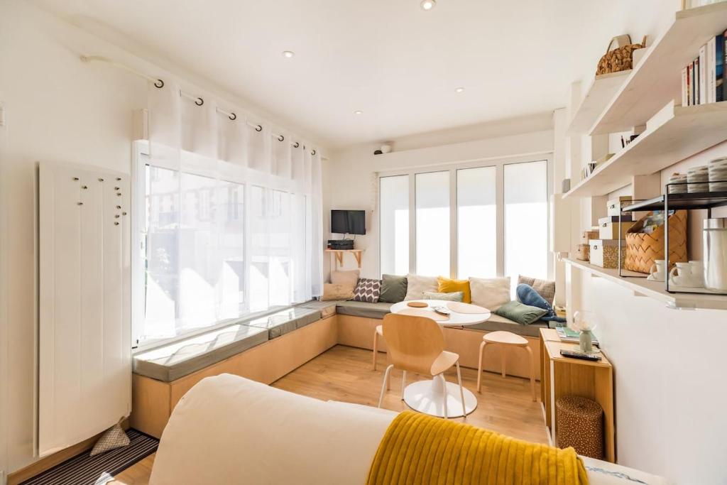 a living room with a couch and a table at Joli duplex a Saint-Quay a deux pas de la plage in Saint-Quay-Portrieux