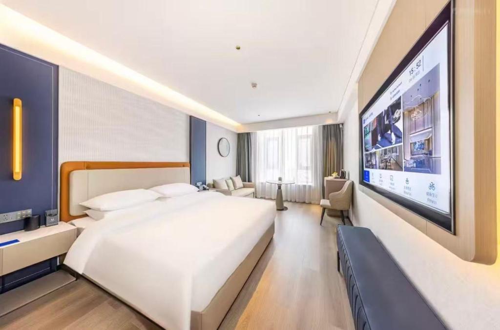 Una cama o camas en una habitación de Huanman Hotel