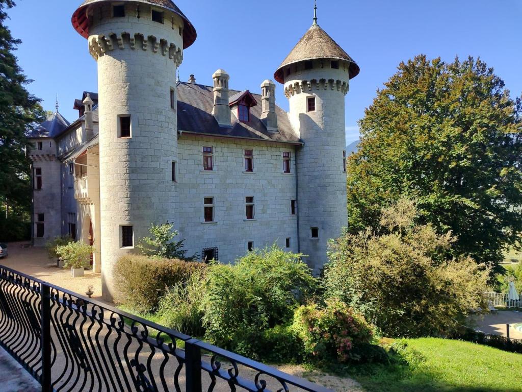 Φωτογραφία από το άλμπουμ του Alpine Chalet Retreat with Pool σε Serrières-en-Chautagne