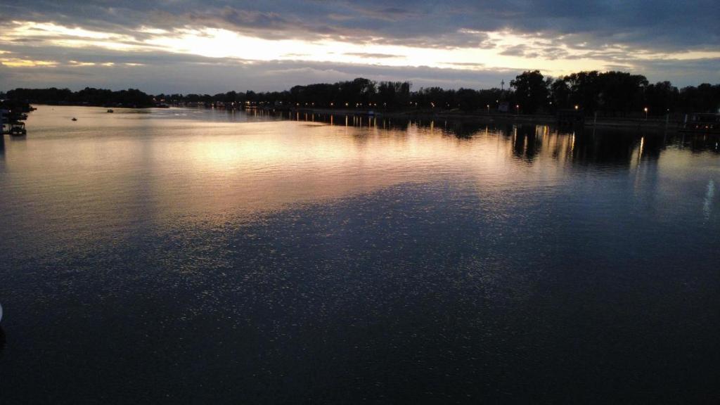 Výhled na řeku, která protéká v blízkosti apartmánu