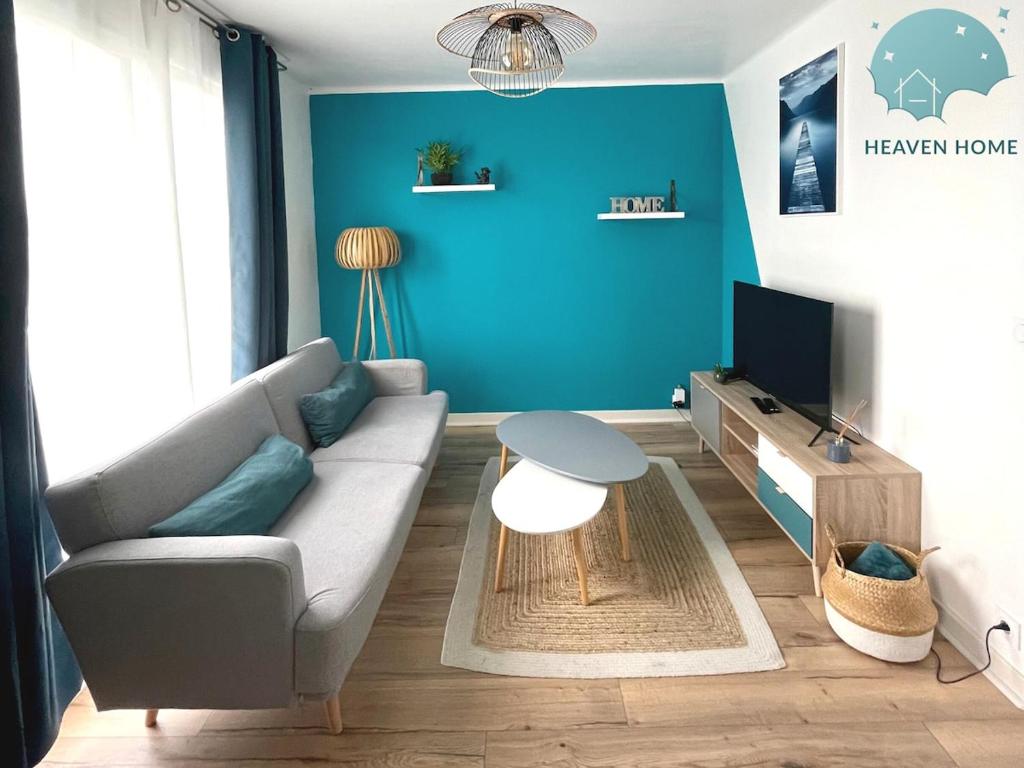 ein Wohnzimmer mit Sofa und Fernseher in der Unterkunft Agreable T2 proche des commerces et gare in Saint-Brieuc