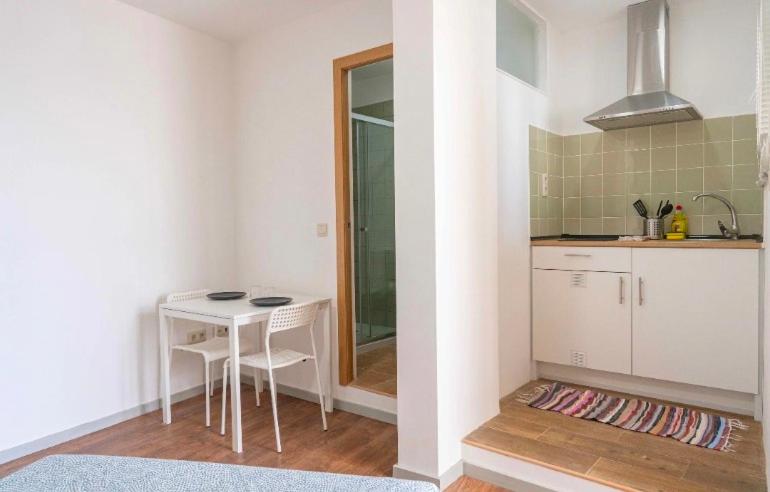 Η κουζίνα ή μικρή κουζίνα στο Hotel shivik inn