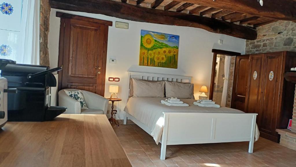 Postel nebo postele na pokoji v ubytování Romantic suite in the village of Castelleone, vicino Deruta, Assisi, Perugia, Montefalco