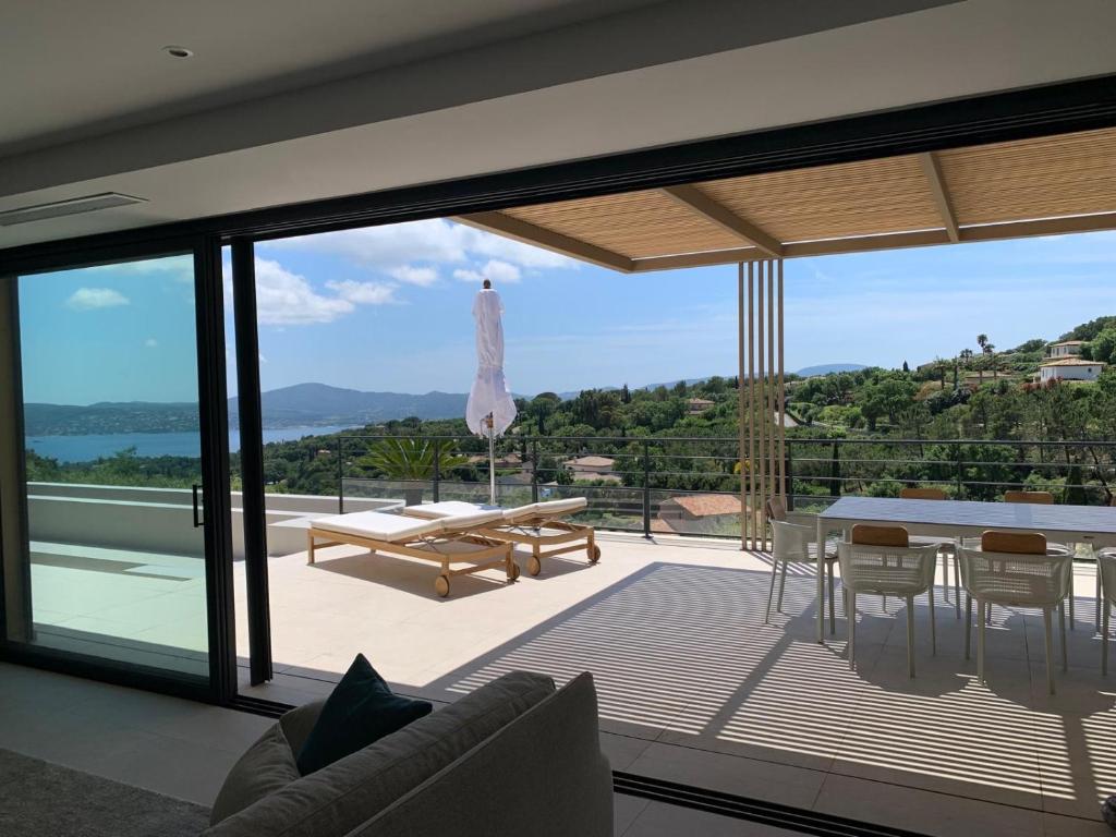 un soggiorno con vista su un patio di Villa Arizona a Port Grimaud