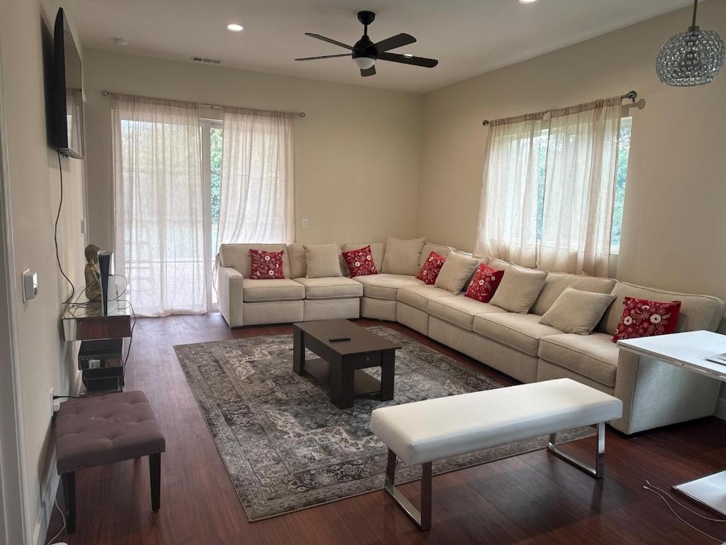 Χώρος καθιστικού στο 2 bedroom 2 Baths Huge Living Close to downtown Alameda County Fair Ground