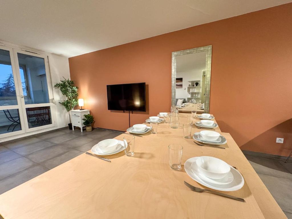 TV a/nebo společenská místnost v ubytování Le Bohème Roosevelt - T4 tram Eurexpo-OL Valley