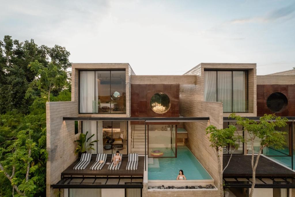 ein Bild von einem Haus mit einem Swimmingpool in der Unterkunft The Xcape River Kwai in Kanchanaburi