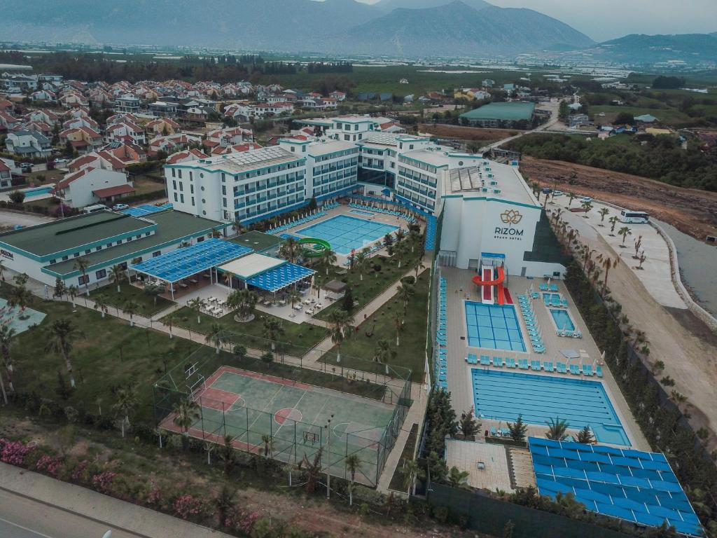 Una vista aérea de un complejo turístico con piscina. en Rizom Beach Hotel Kumluca, en Kumluca