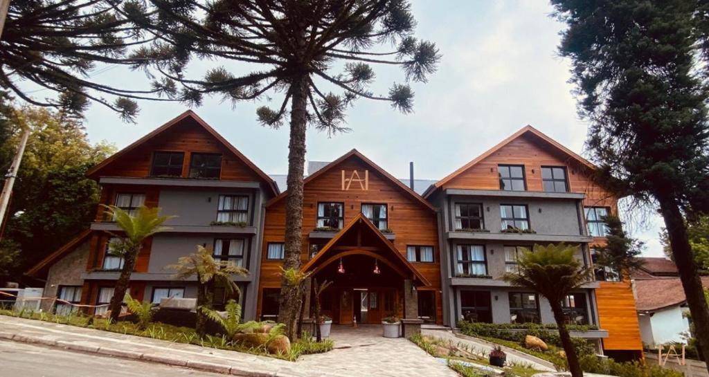 グラマドにあるHarmont Hotelの木の目の前の大きな木造建築