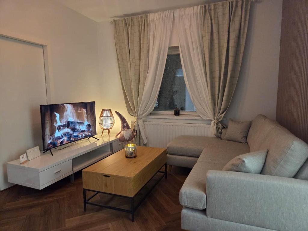 Posezení v ubytování Luxury 3-bedroom apartment for up to 6 people in the city center